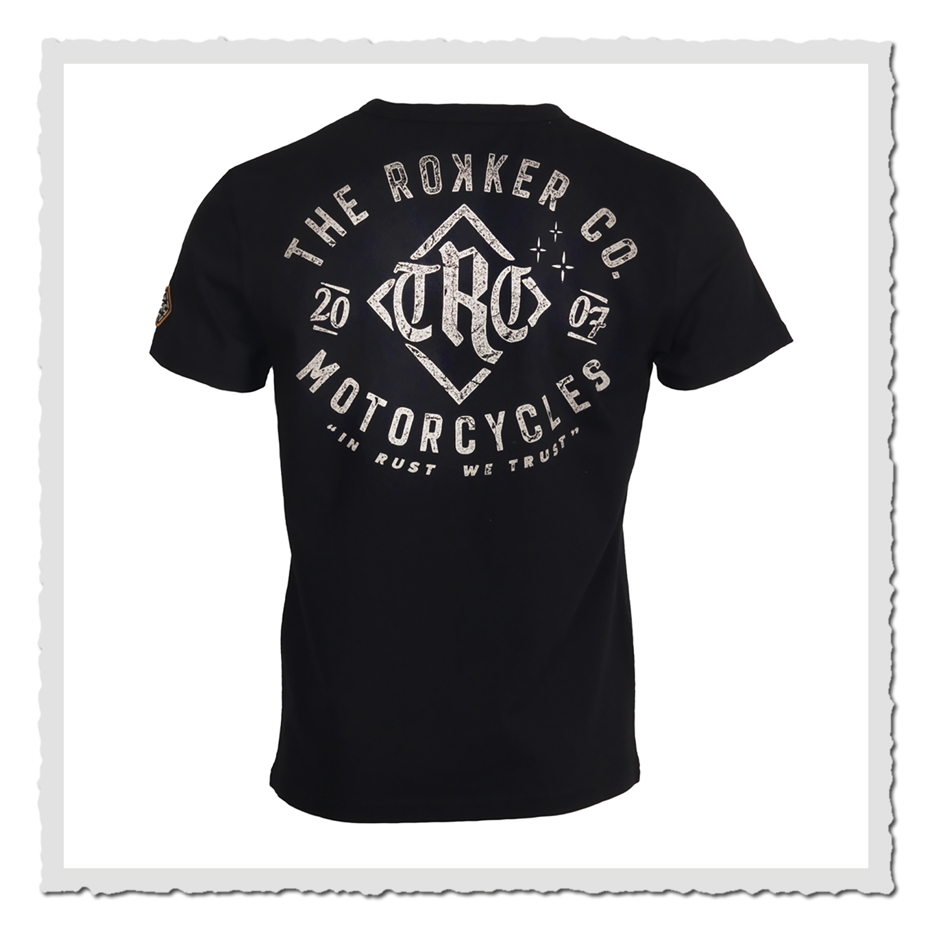 Schwarzes T-Shirt in Rückansicht vor hellem Hintergrund, mit großem hellen Print auf dem Rücken.